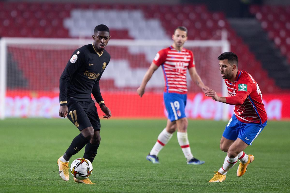 Dembélé inicia una jugada de ataque en el Nuevo Los Cármenes ante el Granada.