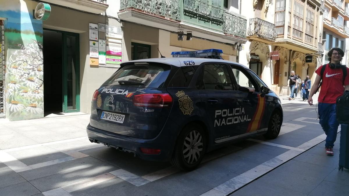 La Policía Nacional patrulla por la zona comercial de Zamora capital.