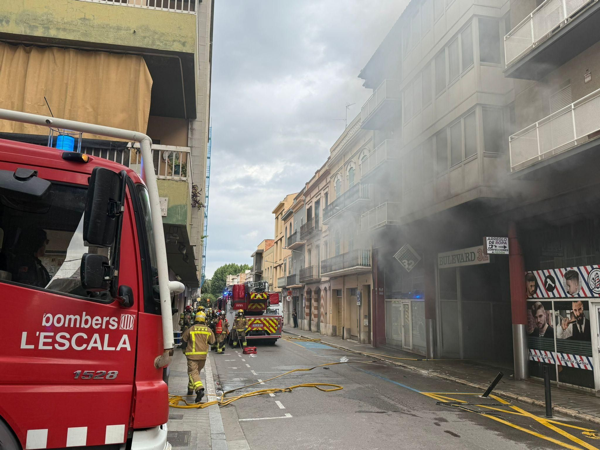 Les imatges de l'incendi en una perruqueria de Figueres