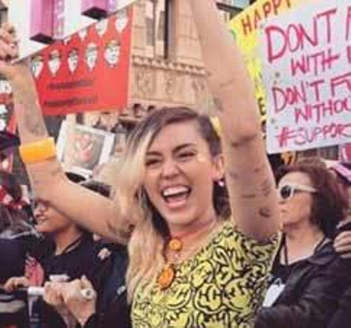 Celebridades internacionales gritan y cantan "por la mujer"