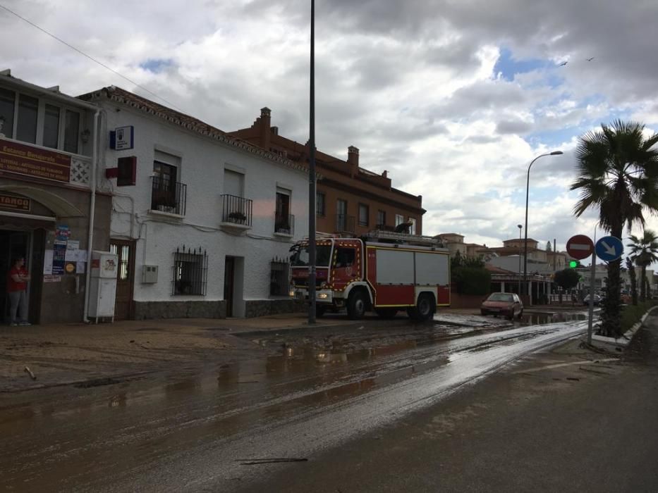 Una tromba de agua esta madrugada ha provocado desperfectos en algunas zonas costeras de la comarca de la Axarquía, con arroyos desbordados y caminos cortados