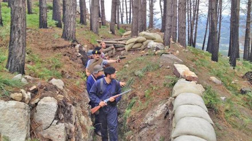 El grupo «Frente del Nalón», simulando la defensa de la posición de la República, en la sierra del Pedroso-Bufarán.