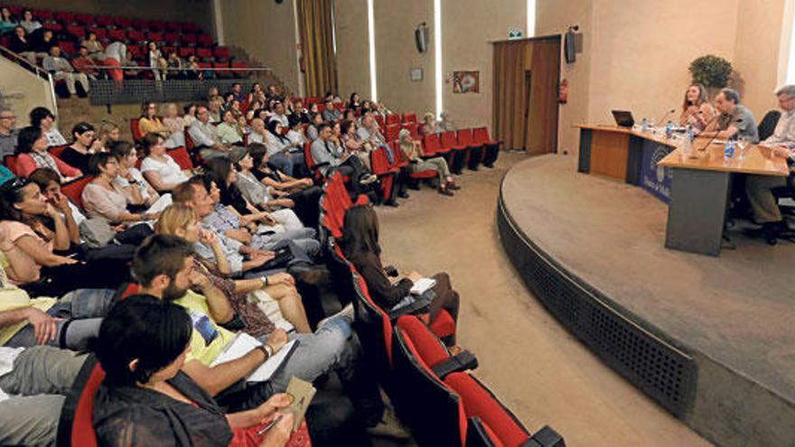 El tema despertó mucho interés y congregó a un nutrido público.