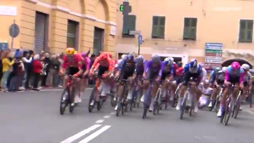 La caída de Pogacar en la Milán - San Remo que no evitó que ganara... ¡sangrando!