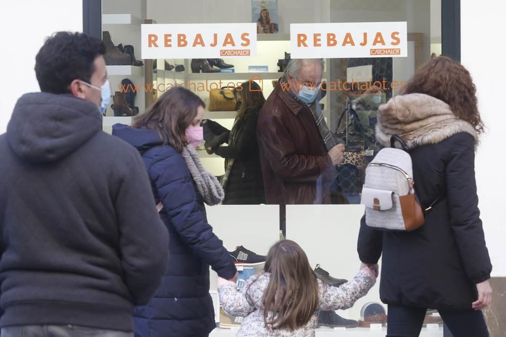 Sábado de sol, rebajas y terrazas antes de la entrada en vigor de las nuevas restricciones