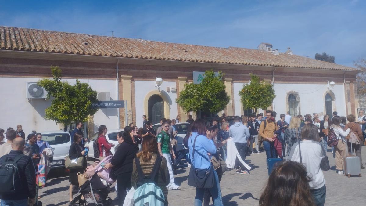 Pasajeros del tren Sevilla-Córdoba esperando en Posadas.