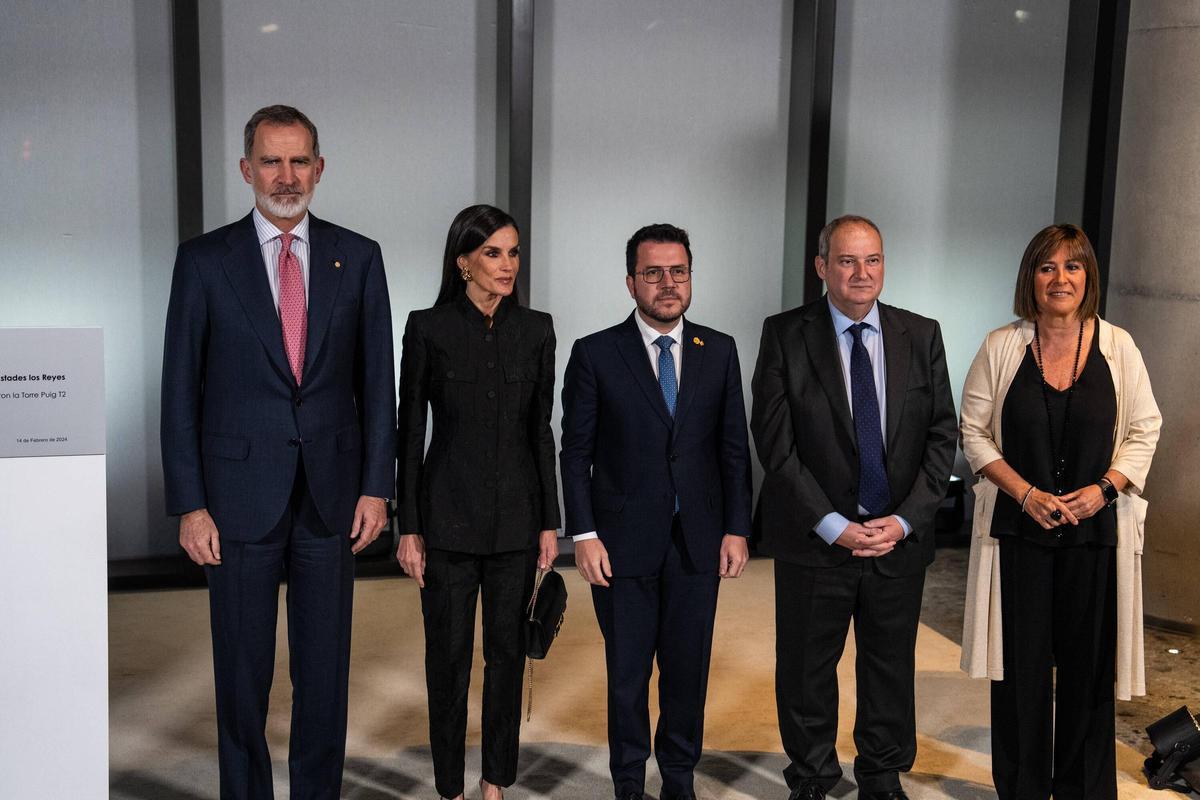 Los Reyes Felipe y Letizia, y el presidente de la Generalitat, Pere Aragonès, Jordi Hereu, ministro de Industria y Comercio de España junto a la alcaldesa de L’Hospitalet, Núria Marín, durante la inauguración de la segunda torre de la compañía Puig, en LHospitalet de Llobregat.