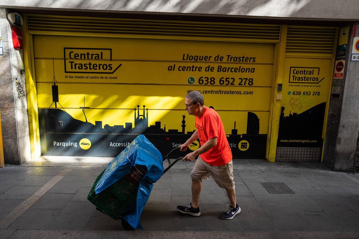 Barcelona. Fachada de Central Trasteros, en la calle del Doctor Rizal, en el barrio de Gràcia, durante un reportaje sobre el auge de los trasteros de alquiler en Barcelona. 19 de agosto de 2026. Economía. AUTOR: ZOWY VOETEN