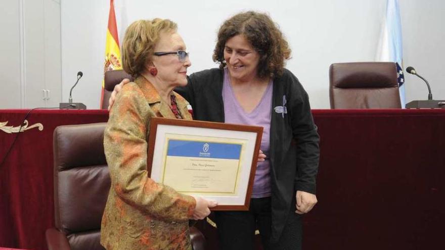 La vicepresidenta de la Diputación, Goretti Sanmartín, entrega el diploma a Mary Quintero.