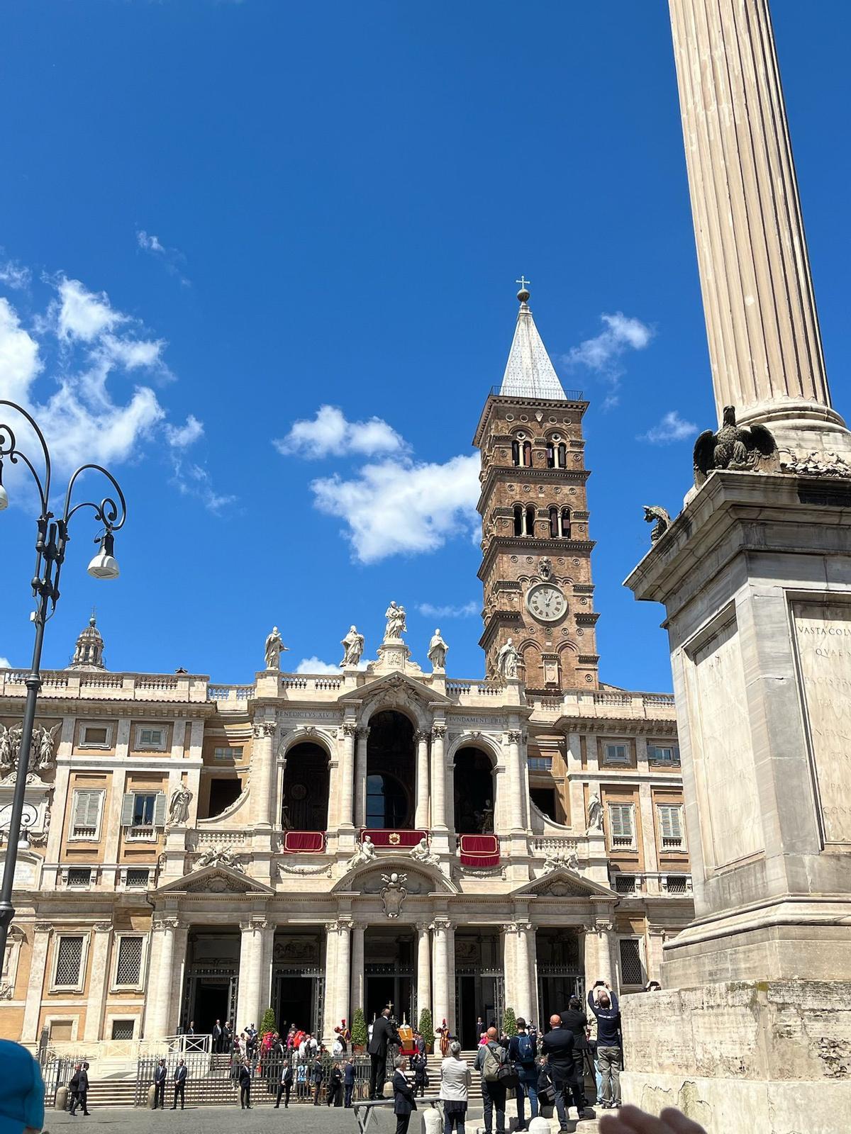 Momento en el que el féretro con el Papa entra en la basílica de Santa María la Mayor.