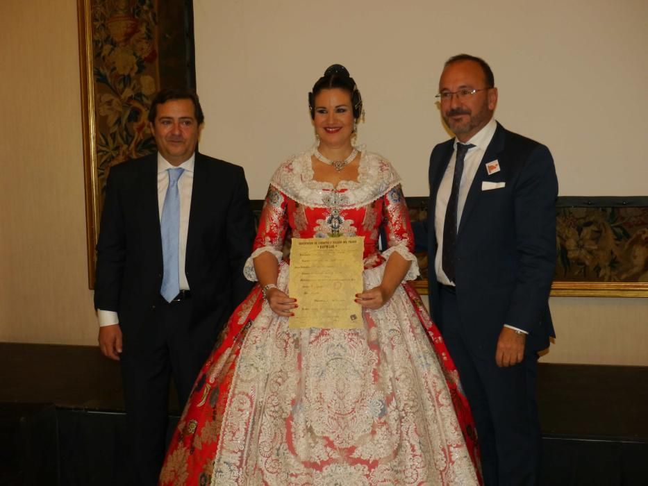 Ana María Alberola Escandell. Madrina 2017 falla Plaza Mayor de Carcaixent. Espolín Lidón. Color Rojo.