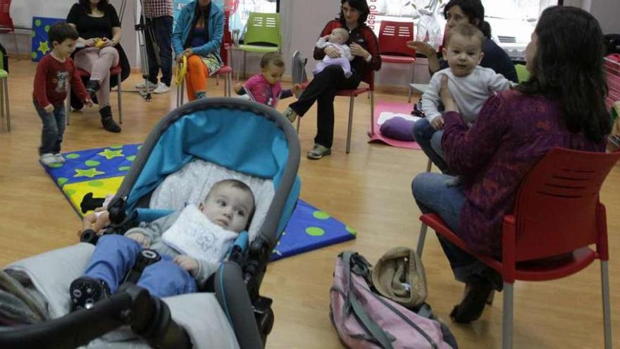 Madres con sus recién nacidos en un curso en Ourense. // Jesús Regal