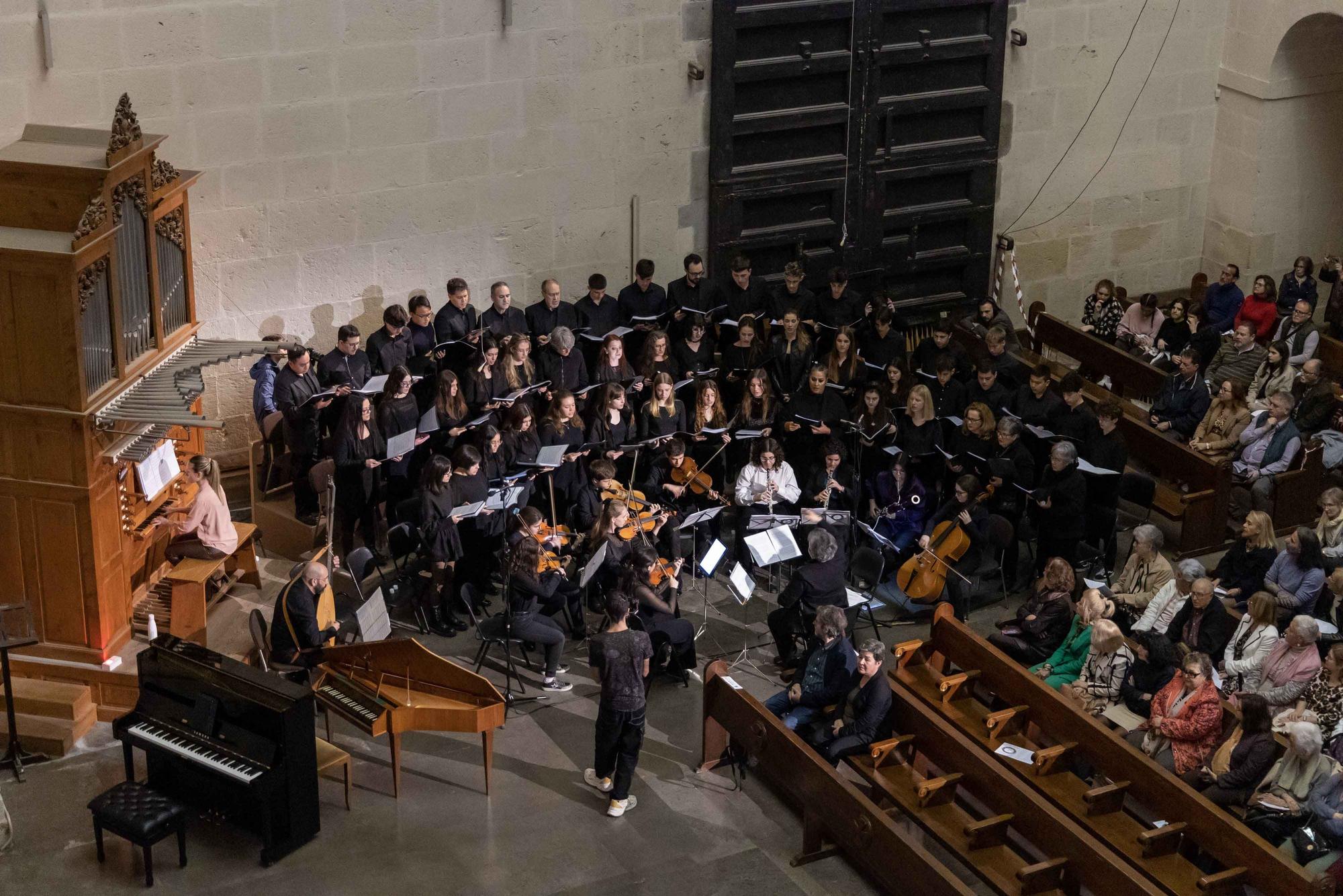 Alumnos del Conservatorio José Tomás de Alicante interpretan la Pasión en la Concatedral de San Nicolás