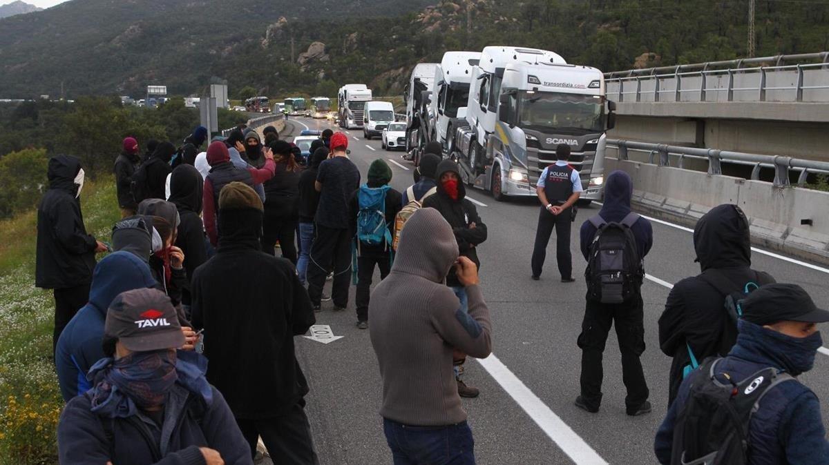 Manifestantes cortan la AP-7 en la Jonquera.