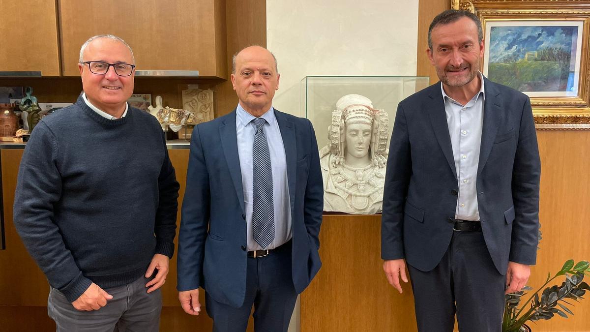 El presidente del Elche CF, Joaquín Buitrago, junto al edil de Deportes, Vicente Alberola, y el alcalde, Carlos González