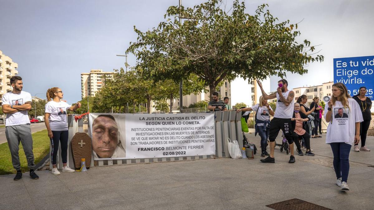 Protesta para exigir la investigación por la muerte  de un recluso.