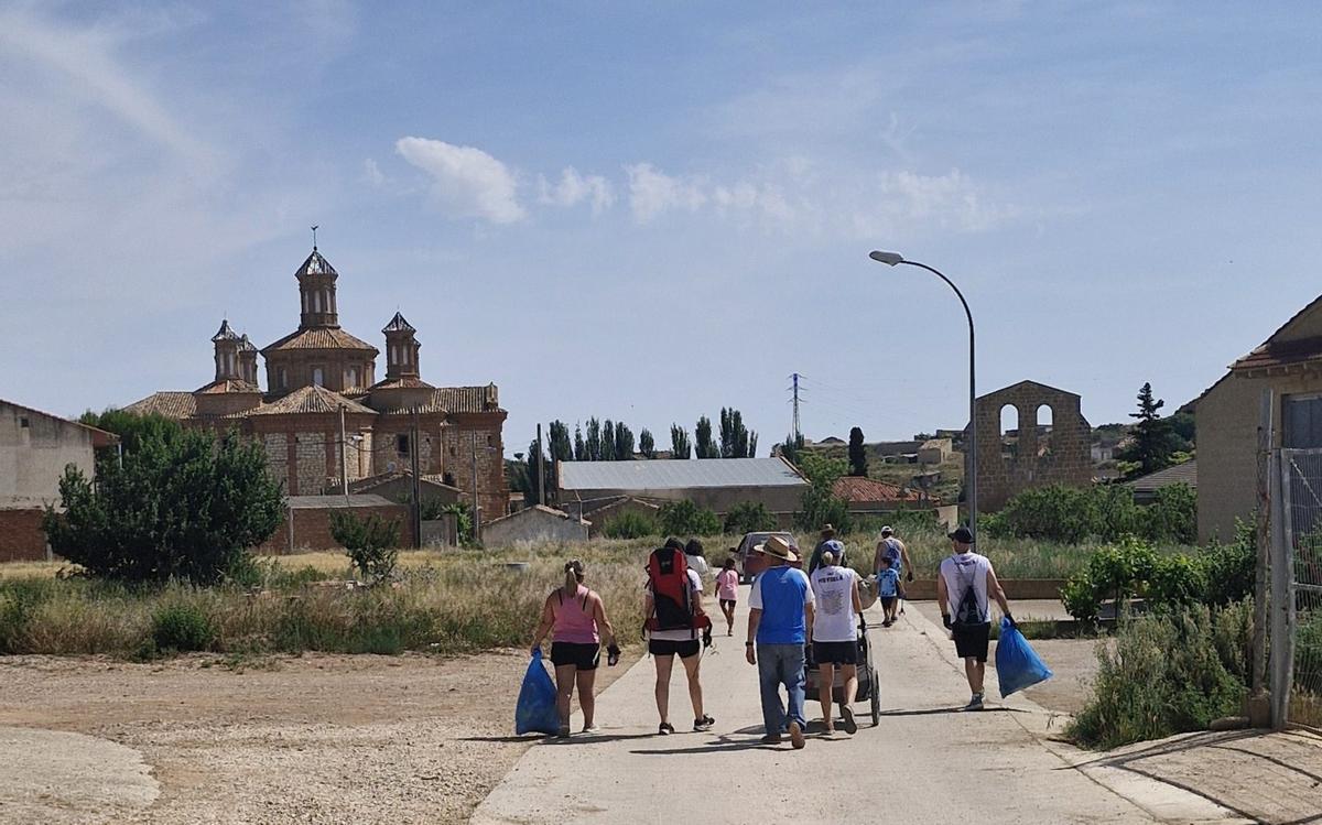 Palabras de recuerdo de los socios en una lámina del pueblo.