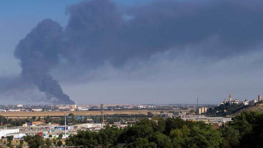 La columna de humo negro provocada por el incendio en la fábrica de Ybarra, en Dos Hermanas.