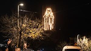 Els llums del bus 47 il·luminen Torre Baró