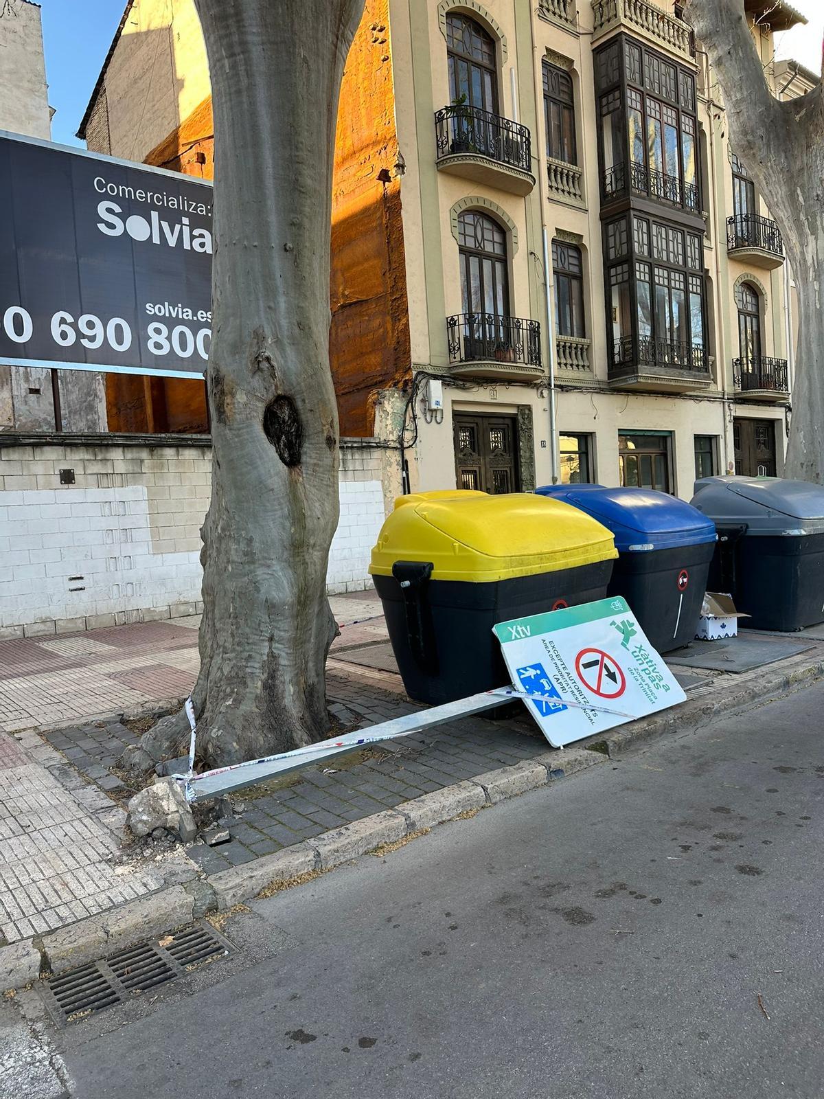 Una de las señales de tráfico que se han visto afectadas por la fuerza del viento en Xàtiva.