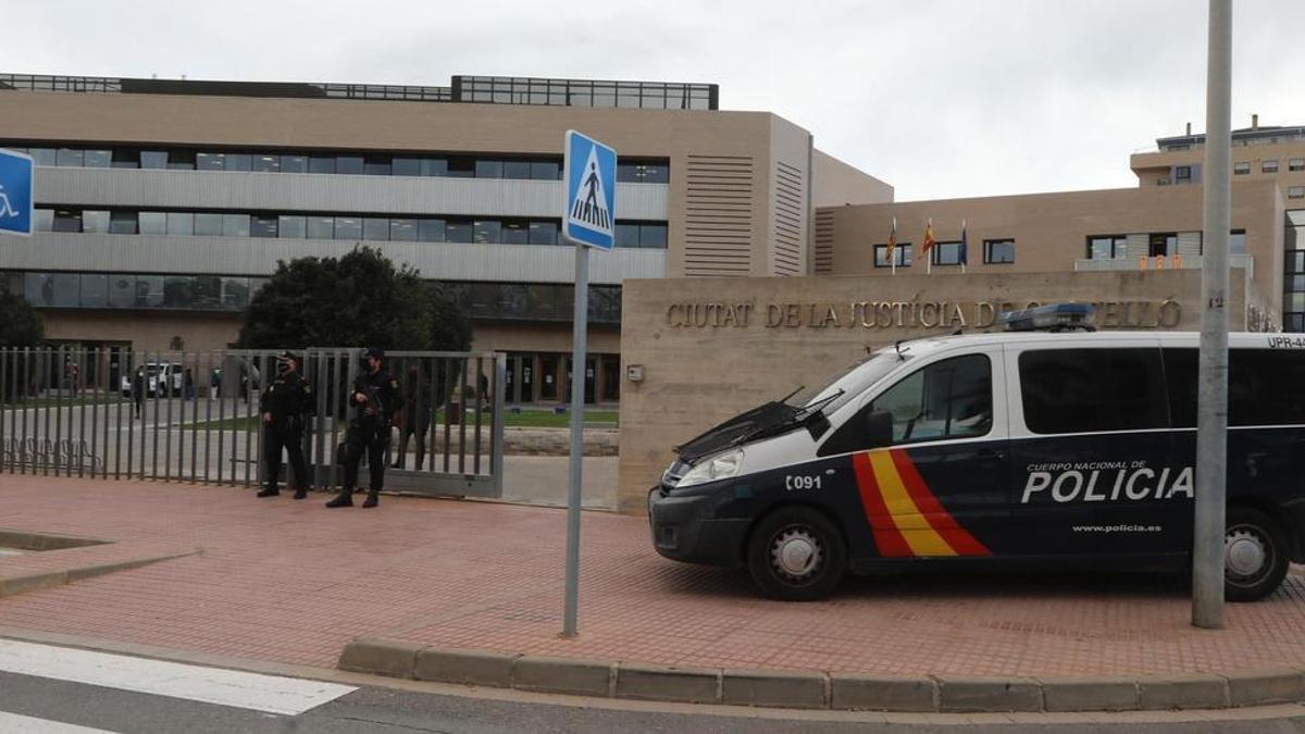 Imagen de agentes de la Policía Nacional, fuertemente armados a las puertas de la Ciudad de la Justicia.