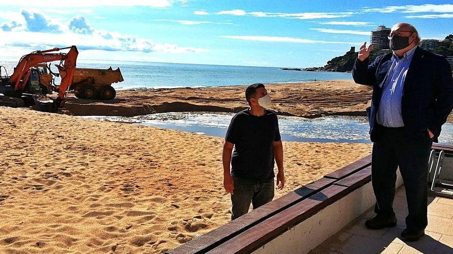 L&#039;alcalde, Jordi Soler, visitant les obres a la desembocadura.