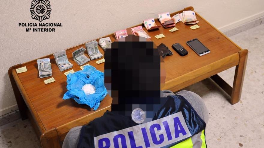 La droga y efectivo incautados al taxista