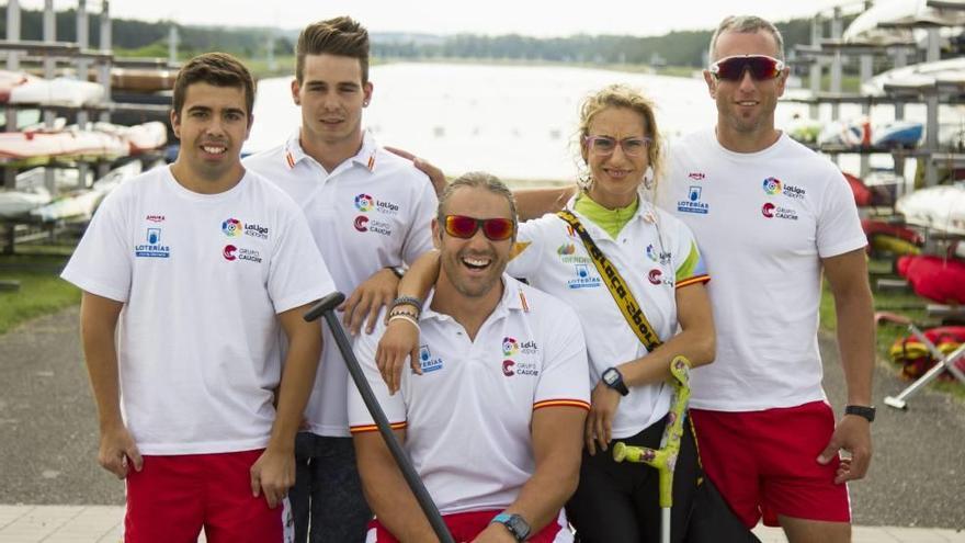 Adrián Castaño (izquierda) junto a sus compañeros de paracanoe.