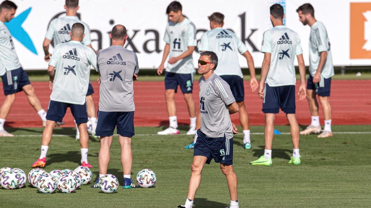 Luis Enrique dirige un entrenamiento del conjunto español