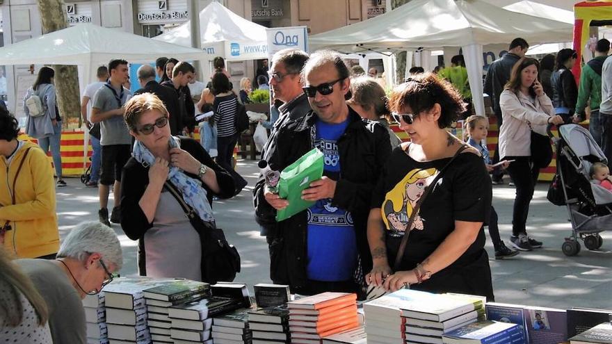 La Rambla de Figueres llueix roses i llibres des de primera hora del matí.