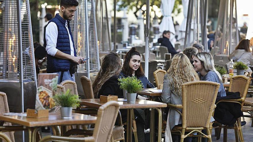 Un camarero toma nota a las clientas de un bar de València antes del confinamiento.