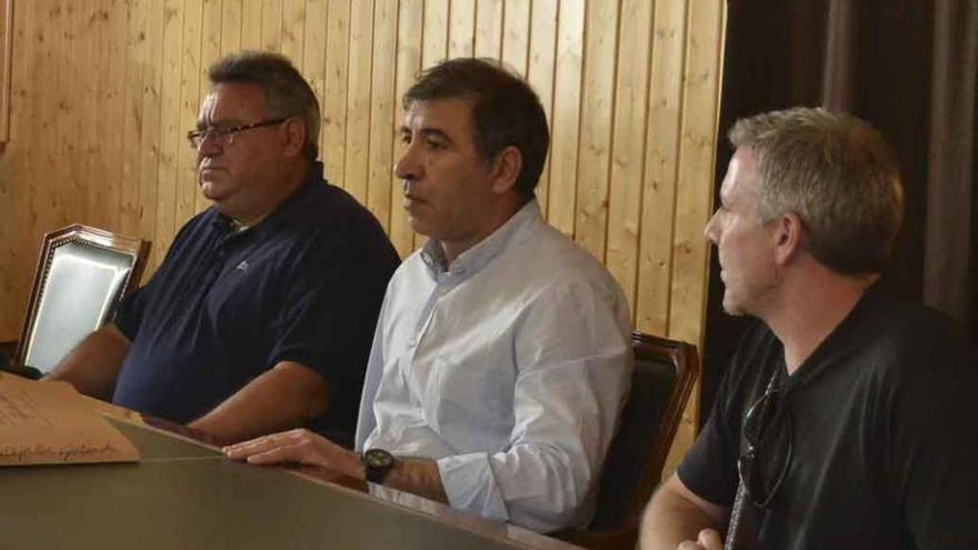 Concejales del grupo municipal de Ahora Decide en el Ayuntamiento de Galende.