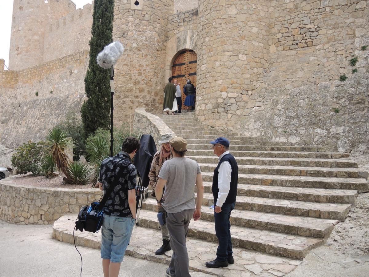 El equipo de actores y técnicos que han estado grabando esta semana en el castillo de Villena.