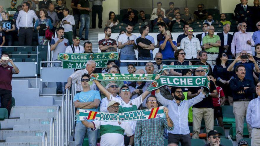 La afición del Elche durante uno de los últimos partidos del equipo en el Martínez Valero