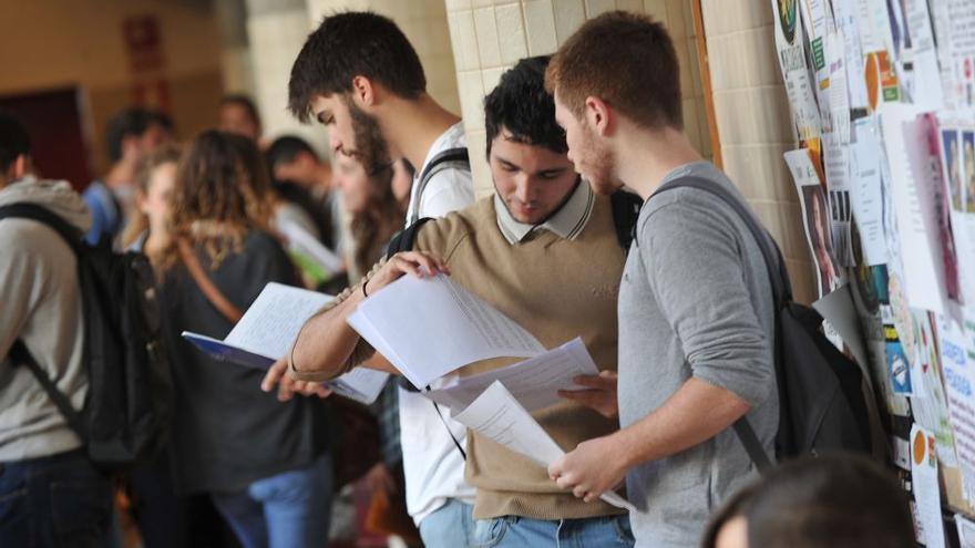 Estudiantes en el pasillo del Aulario de Guajara