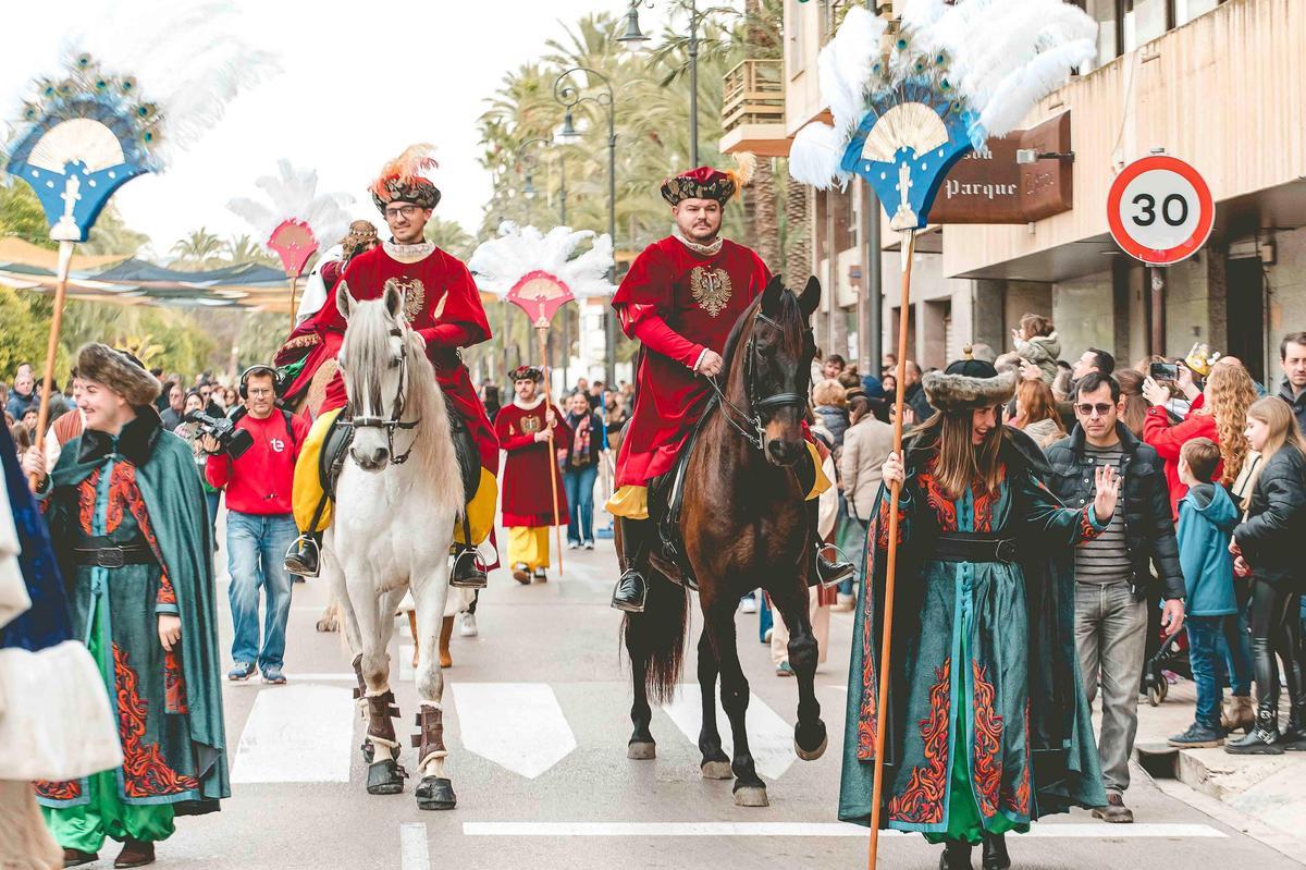 Los Reyes Magos llegan en dromedario a Elche
