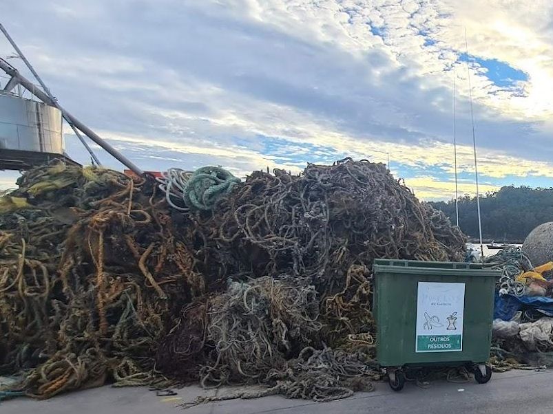 Algunas de las cuerdas de batea apiladas actualmente en Porto Meloxo.