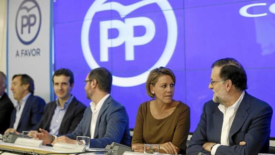 Rajoy conversa amb De Cospedal durant la reunió d&#039;ahir del comitè executiu del PP