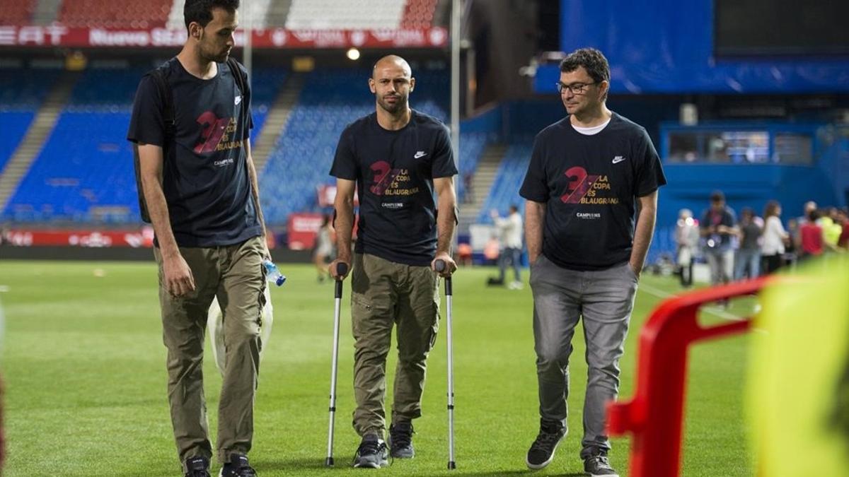 Busquets, Mascherano y Pruna, el médico del Barcelona, abandonan el Calderón.
