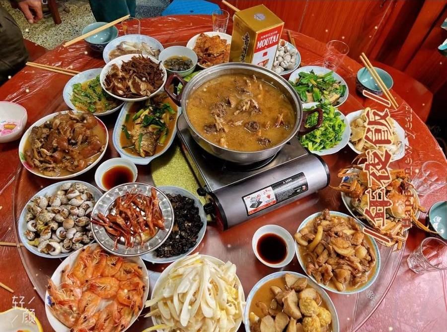 Los chinos, como los españoles, reciben el Año Nuevo con una mesa bien surtida de manjares.