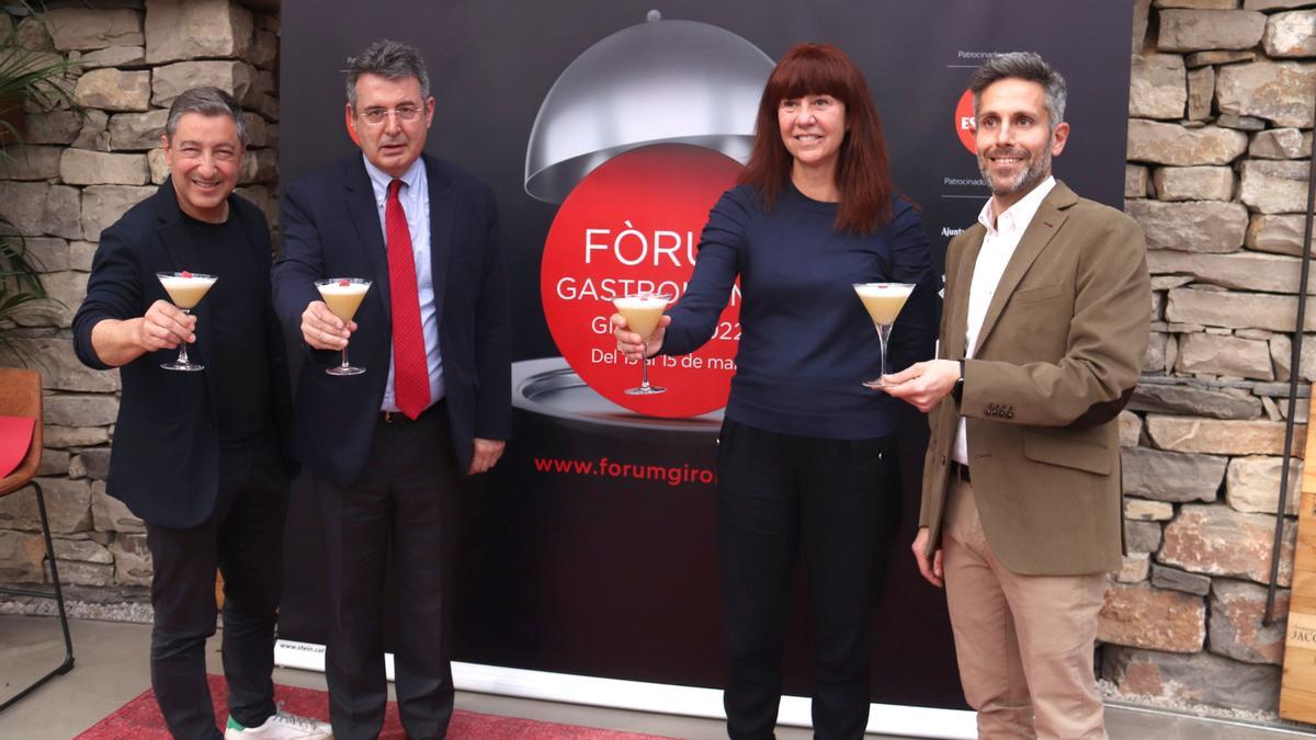 Joan Roca, el presidente de la Diputació, Miquel Noguer, la alcaldesa de Girona, Marta Madrenas, y el director del Fòrum Gastronòmic, Albert Labastida.