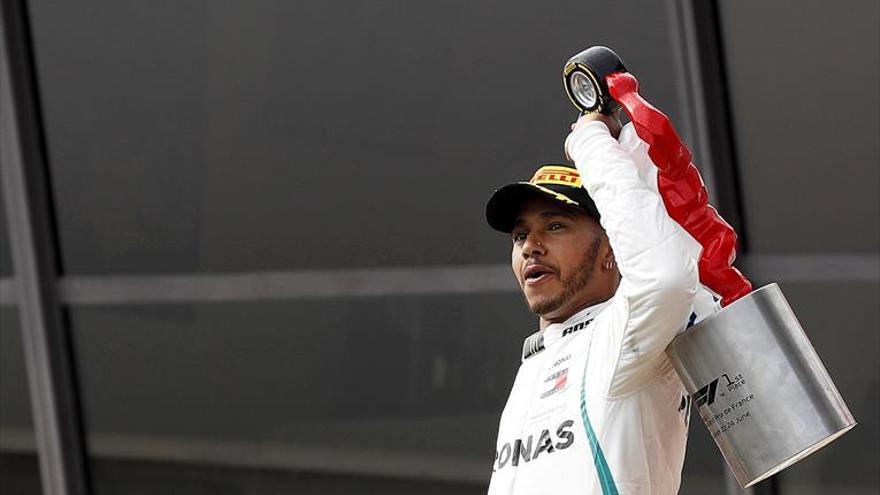 Hamilton gana con una mano en Francia y vuelve a ser líder