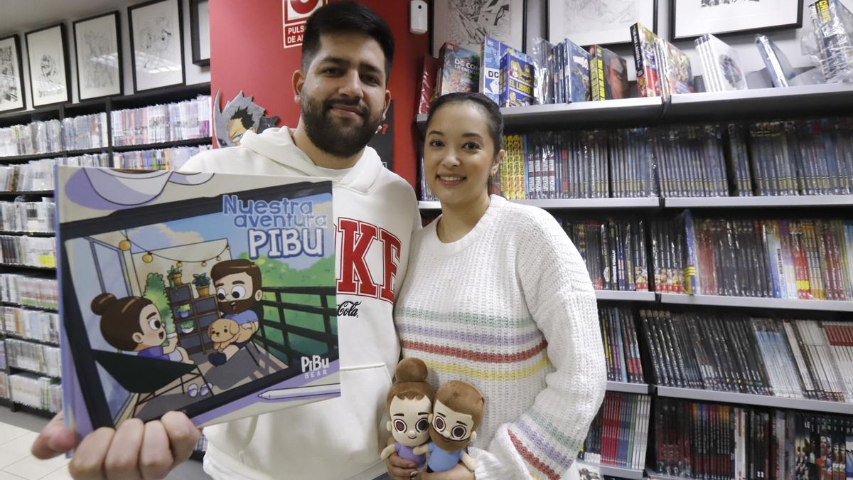 Los creadores de Pibubear, en la librería Milcomics de Zaragoza.