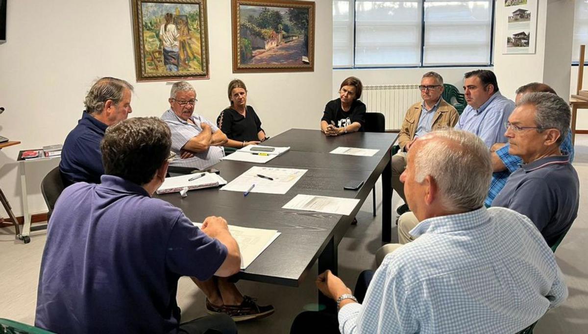 Carmen Moriyón, en el centro, junto a Gilberto Villoria y Pelayo Barcia,  a la derecha, ayer, durante el encuentro.