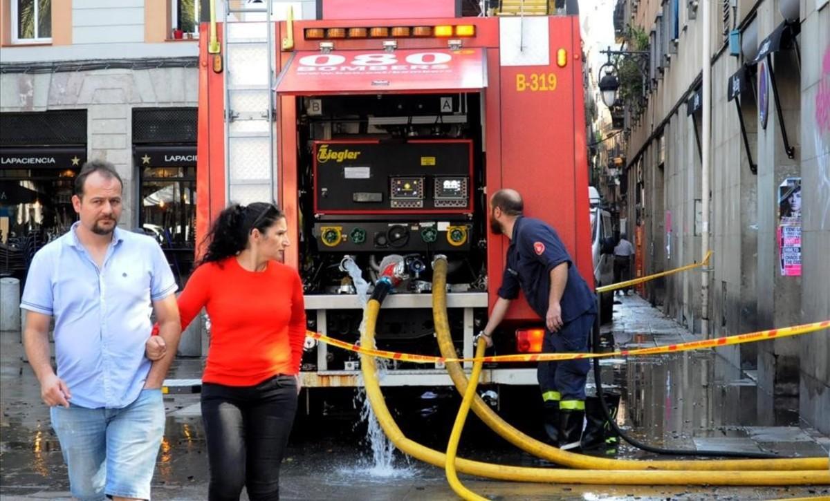 zentauroepp44919482 bomberos trabajando en las calles del raval tras la tormenta180906122651