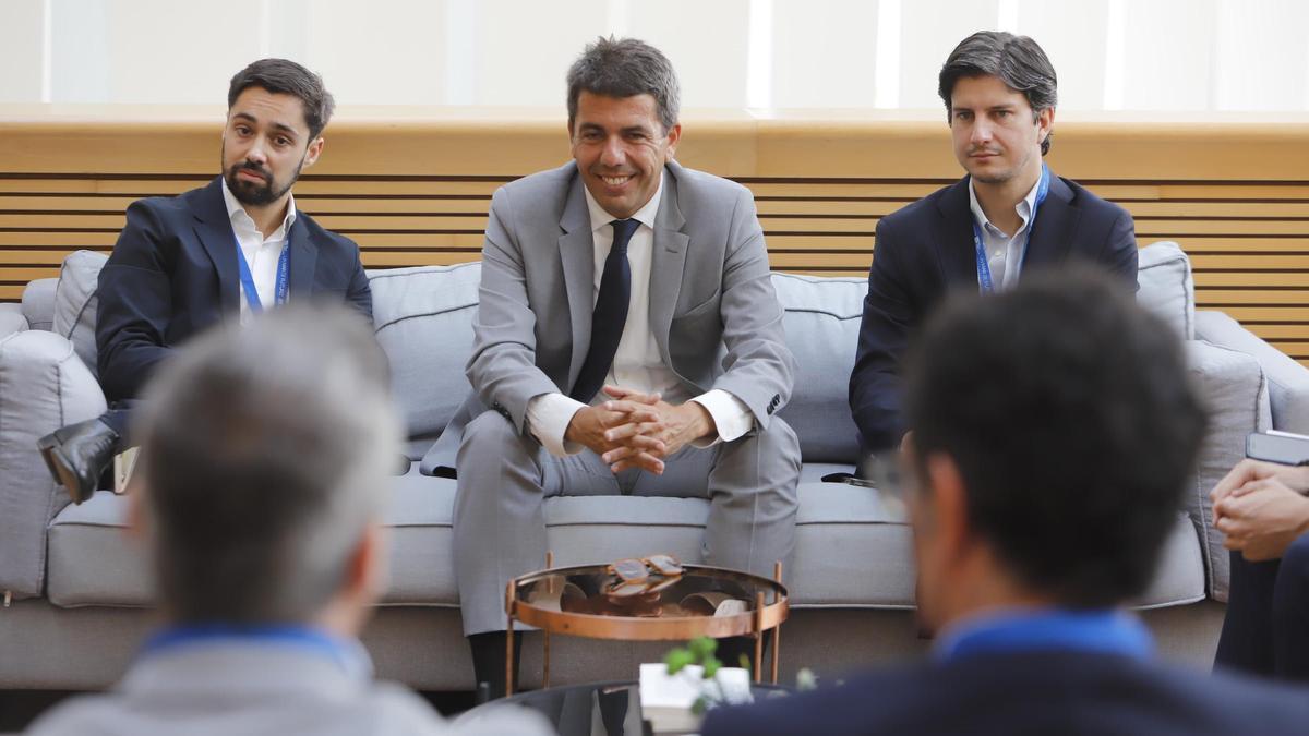 Reunión del president de la Generalitat Valenciana, Carlos Mazón, con startups y empresas en el Foro del Mediterráneo