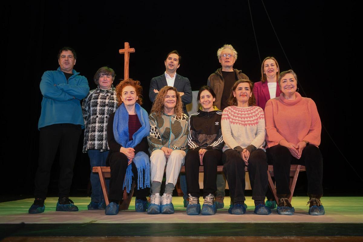 El director de la Axencia Galega de Industrias Culturais, Jacobo Sutil, en uno de los ensayos de la obra teatral «As Desterradas».