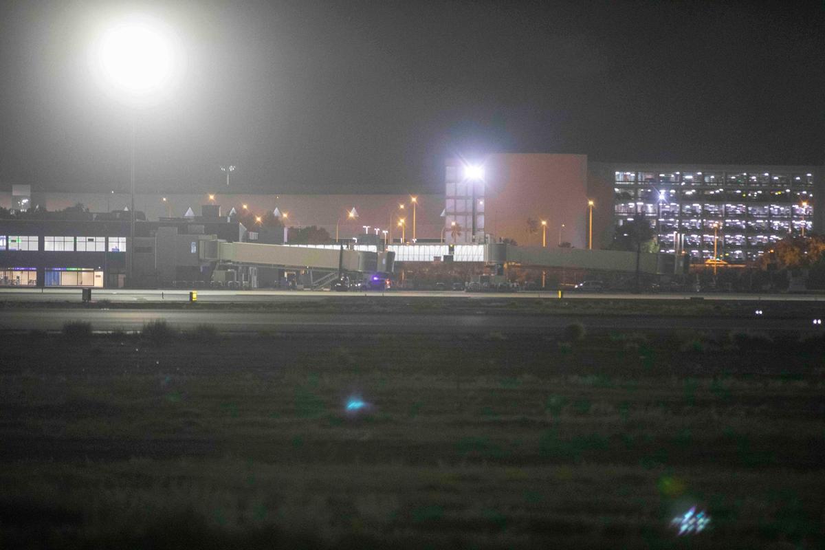 Cierra el aeropuerto de Palma por la presencia de pasajeros en las pistas.