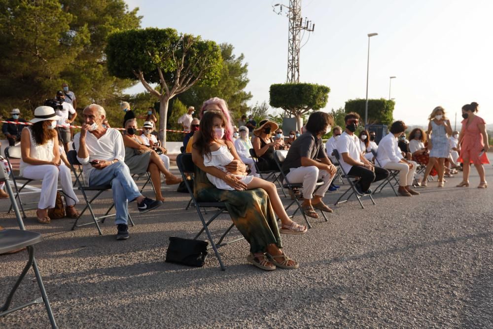 El Ayuntamiento de Santa Eulària y los familiares del piloto descubren la placa del camino que lleva su nombre en Cap Martinet