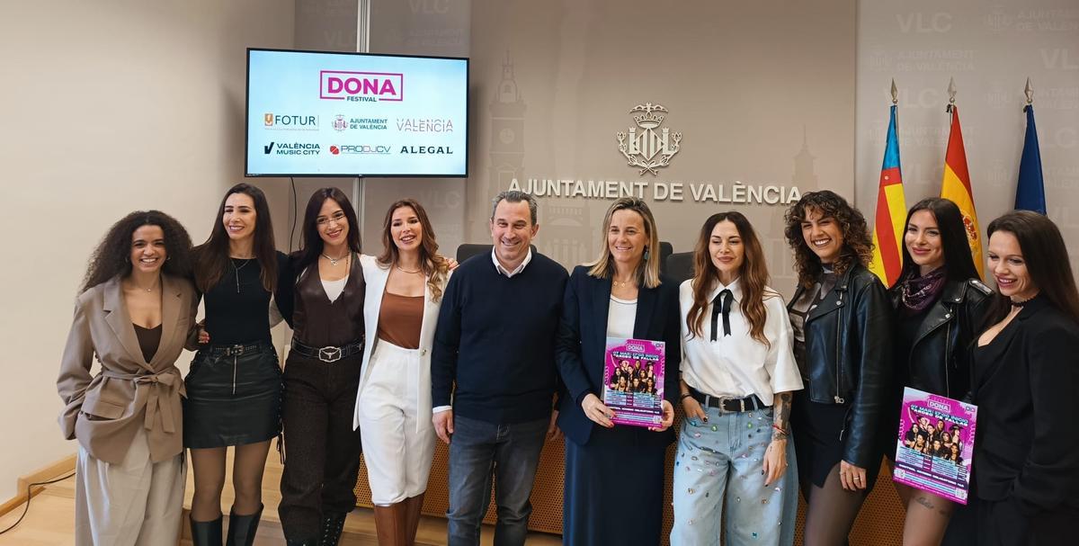 Artistas y autoridades, durante la presentación del Dona Festival, esta mañana.